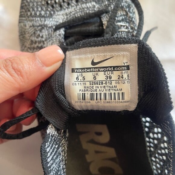 Nike Flyknit Racer Oreo - Picture 3 of 3